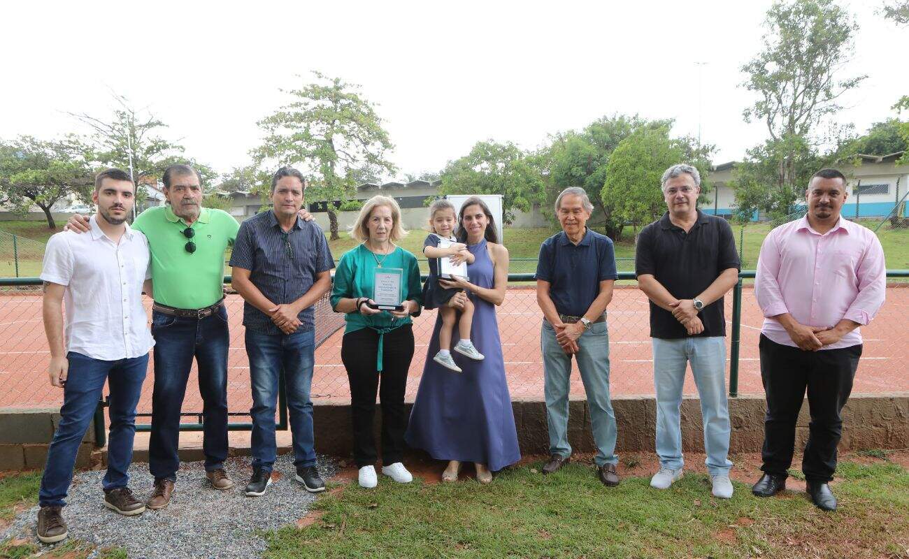 Guilherme Gazzola inaugurada quadra de tênis